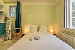 2 bedrooms, iron/ironing board, WiFi - Cosy family haven with terrace & light (Toulon)