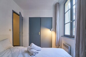 2 bedrooms, iron/ironing board, travel cot, WiFi - Cœur de ville - Cosy, peaceful living in Toulon (Toulon)