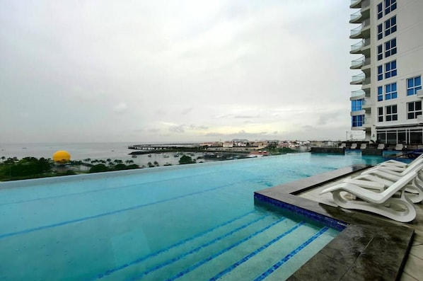 Una piscina al aire libre