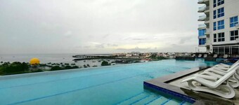Oceanfront Designer Apartment PH The Sands, Next to Hilton
