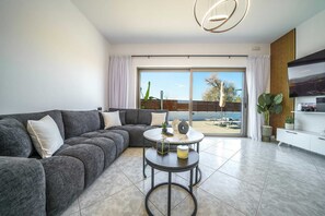 Älytelevisio, takka, videopelejä, pöytätennispöytä