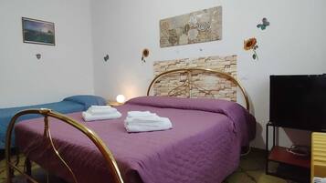 3 chambres, fer et planche à repasser, Wi-Fi, draps fournis