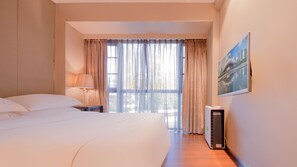 Leilighet – executive, 2 dobbeltsenger, kjøkken, hageutsikt | Skrivebord, skrivebord for bærbar PC og blendingsgardiner