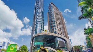 A modern building with a curved facade and two tall towers. - Uhome Apartments (Shenzhen)