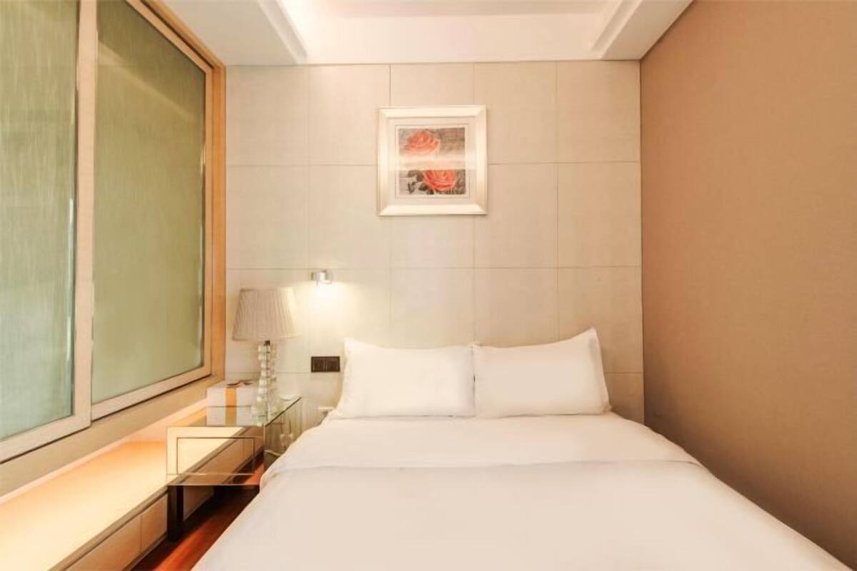 Una scrivania, postazione laptop, tende oscuranti, ferro/asse da stiro