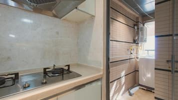 電冰箱、微波爐、爐台、餐桌