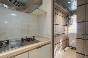 Refrigerador, microondas, placa de cocina, mesa de comedor