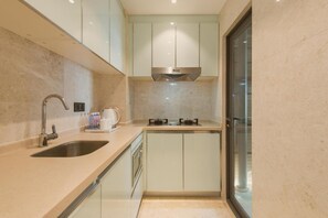 Fridge, microwave, stovetop, dining tables - Uhome Apartments (Shenzhen)