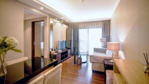 Executive Condo, 2 Double Beds, Kitchen, Garden View | Living room | 43-inch LCD TV with digital channels - Uhome Apartments (Shenzhen)