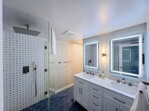 Dusche, Handtücher, Seife, Toilettenpapier