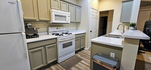 Een koelkast, een microgolfoven, een oven, een kookplaat