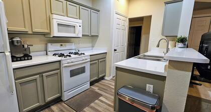 Charming 3-bedroom apartment in enchanting Rio Rancho with AC, WiFi