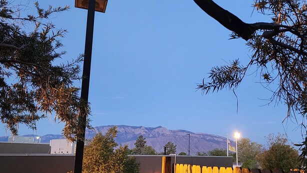 A mountainous landscape with a clear sky. - Charming 3-bedroom apartment in enchanting Rio Rancho with AC, WiFi (Rio Rancho)