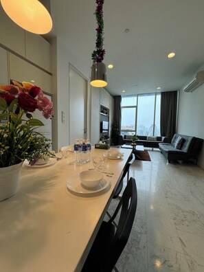 Suite – executive, 2 soverom, byutsikt | Spiseområde på rommet