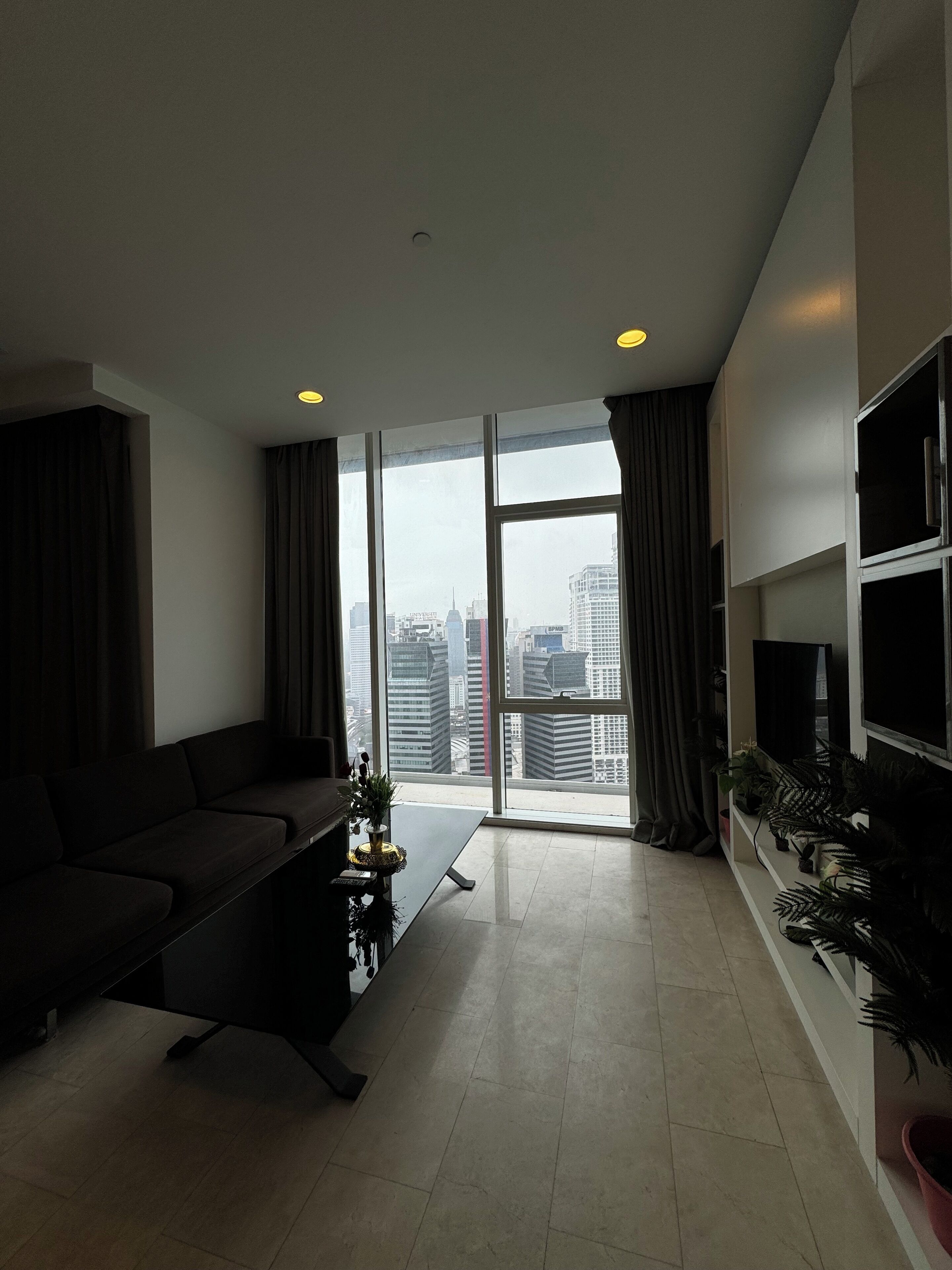 Apartamento de lujo | Zona de estar | Una Smart TV, una oficina