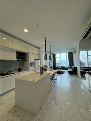 Microondas, placa de cocina, silla alta para bebés, utensilios de cocina