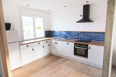 Large, bright, quiet house with piano and sunny enclosed garden.