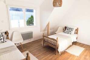 3 bedrooms, iron/ironing board, travel cot, free WiFi - Large, bright, quiet house with piano and sunny enclosed garden. (Guilvinec)