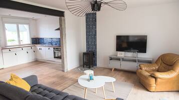 Smart TV, caminetto, impianto stereo