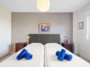 3 chambres, bureau, accès Internet