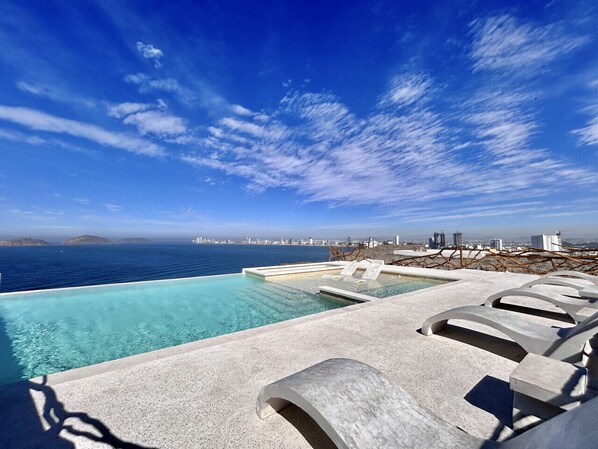 A heated pool - Moderno departamento con vista al mar (Mazatlán)