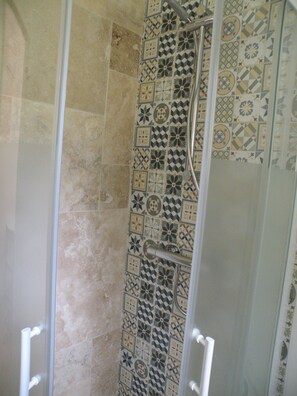 Douche, serviettes fournies, papier toilette