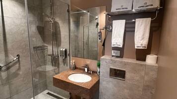 Shower, pengering rambut, jubah mandi, dan sandal