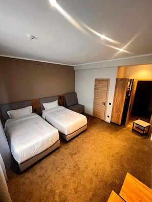 Bureau, espace de travail pour ordinateur portable, rideaux occultants