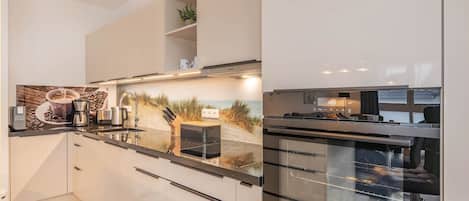 Geladeira, micro-ondas, fogão, cooktop