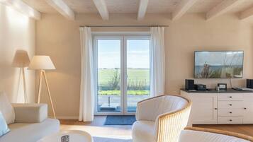 Fernseher, Bücher, Stereoanlage