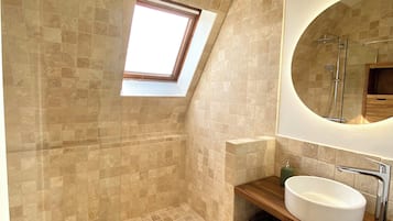 Dusche, Haartrockner, Handtücher, Seife