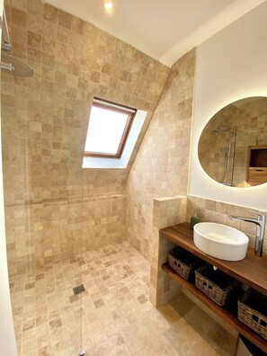 Douche, sèche-cheveux, serviettes fournies, savon