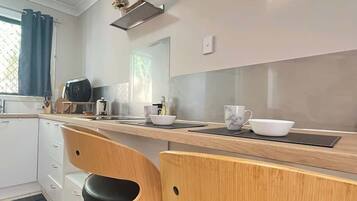 Een koelkast, een microgolfoven, een kookplaat