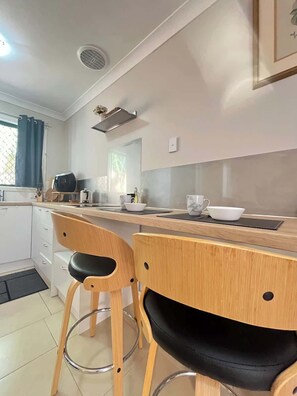 Kühlschrank, Mikrowelle, Herdplatte, Wasserkocher mit Kaffee-/Teezubehör