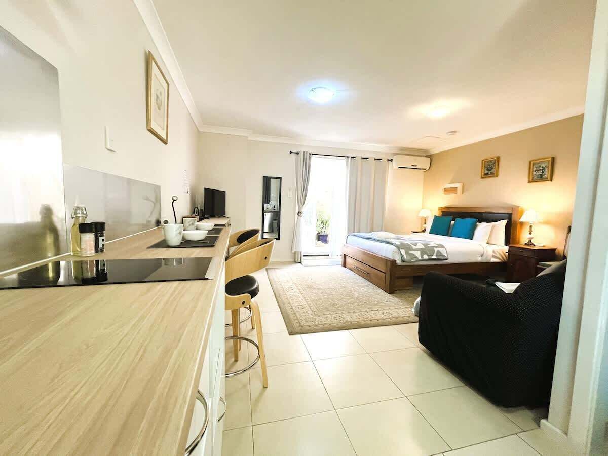 Een strijkplank/strijkijzer, gratis wifi, beddengoed