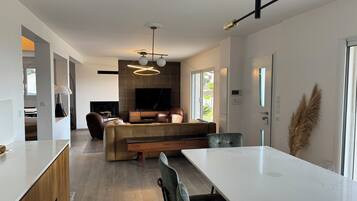 TV connectée, cheminée, table de tennis de table, chaßne hi-fi