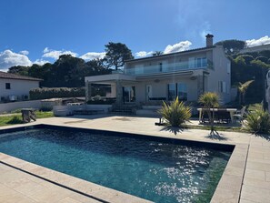 Utendørsbasseng og et oppvarmet basseng