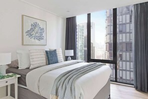 3 bedrooms, iron/ironing board, WiFi, bed sheets - Spacious 3BR Near Crown, Sleeps 10, Free Parking (Southbank)