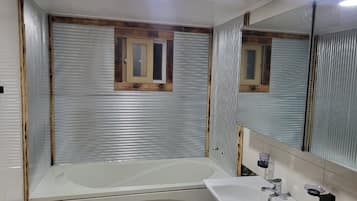 Secador de cabelo, toalhas de banho, papel higiênico