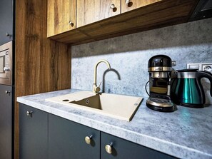 Een microgolfoven, een vaatwasser