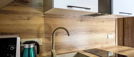 ميكروويف، غسالة أطباق، مائدة طعام