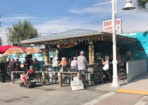 Outdoor dining - Experience the passion of hospitality, cleaning, and good location! (Bradenton Beach)