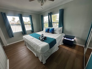 Iron/ironing board, free WiFi, bed sheets - Experience the passion of hospitality, cleaning, and good location! (Bradenton Beach)