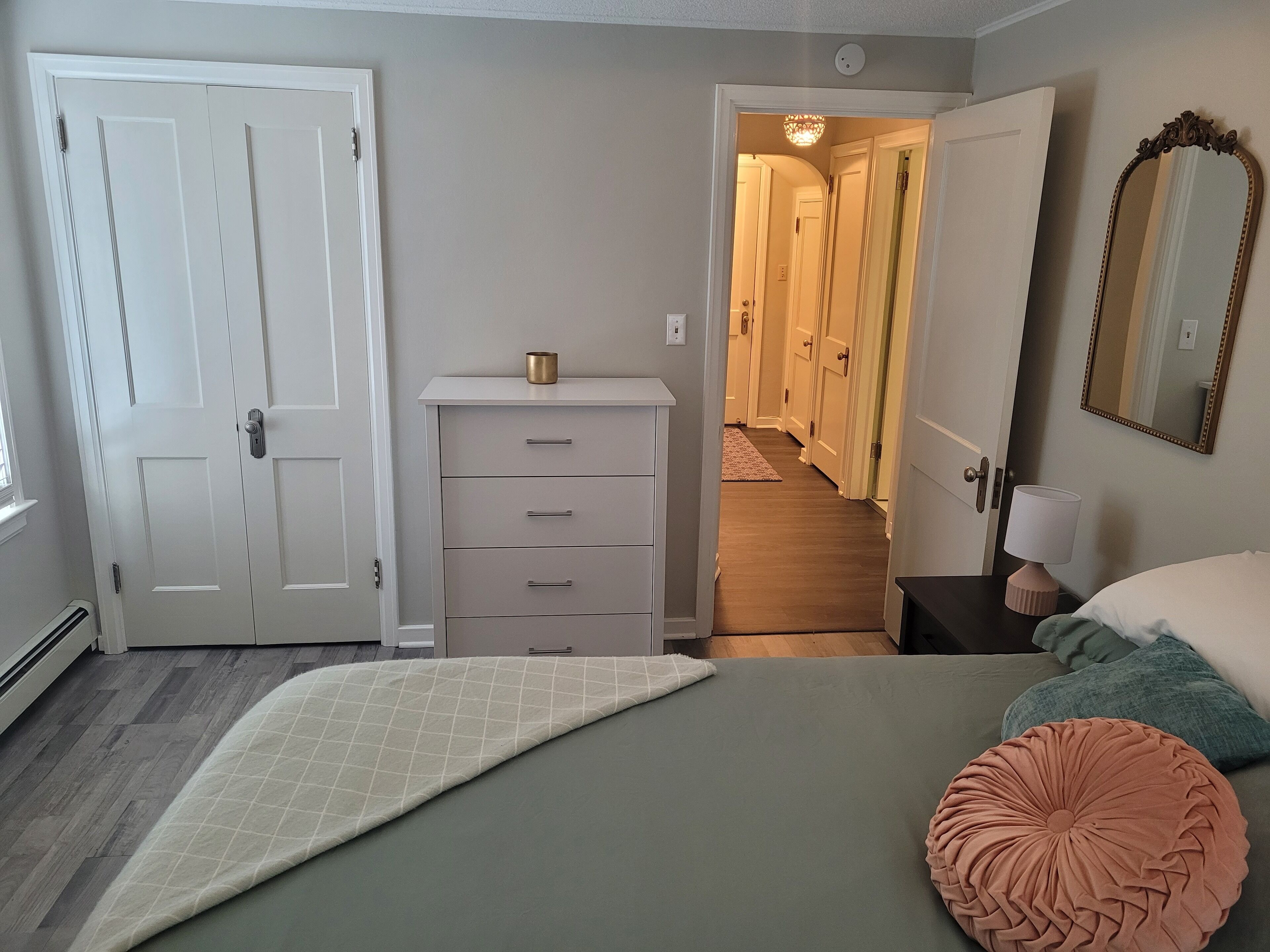 2 quartos, ferros/tábuas de passar roupa, Wi-Fi, roupa de cama