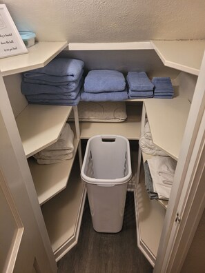 Sèche-cheveux, serviettes fournies, savon, shampoing