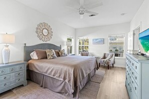 3 bedrooms, desk, iron/ironing board, travel cot - Ocean Roar: 3 Bed/2.5 Bath Townhouse-300 Yards from Beaches (Miramar Beach)