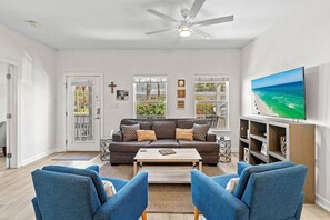 Smart TV, ping pong - Ocean Roar: 3 Bed/2.5 Bath Townhouse-300 Yards from Beaches (Miramar Beach)