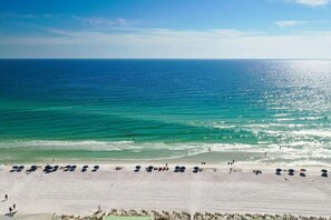 Playa en los alrededores y camastros 
