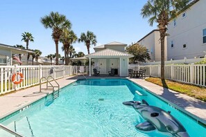 Pool - Ocean Roar: 3 Bed/2.5 Bath Townhouse-300 Yards from Beaches (Miramar Beach)
