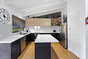 Microwave, oven, stovetop, dishwasher - Rivendell - A Charming Mountain Retreat (Sawmill Settlement)